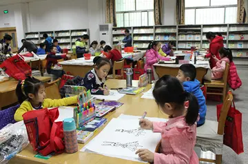 2022中班学生自由绘画美术活动教案模板（中班孩子美术绘画主题教育教案范本）