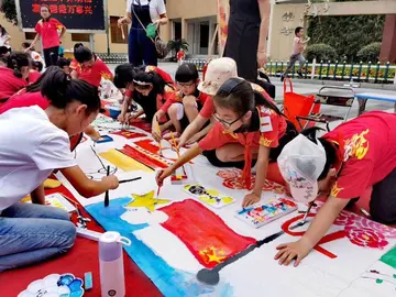 2022中班学生自由绘画美术活动教案模板（中班孩子美术绘画主题教育教案范本）