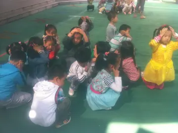 2022幼儿园中班预防地震安全教育教案范本（中班孩子防地震知识宣传工作教案模板）