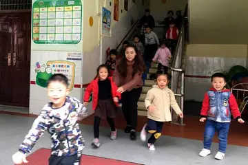2022幼儿园中班预防地震安全教育教案范本（中班孩子防地震知识宣传工作教案模板）