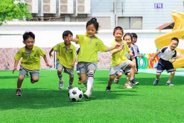2022脚下绿茵梦幼儿园足球游戏教案模板（拼搏绿茵幼儿园踢足球活动教案范本）