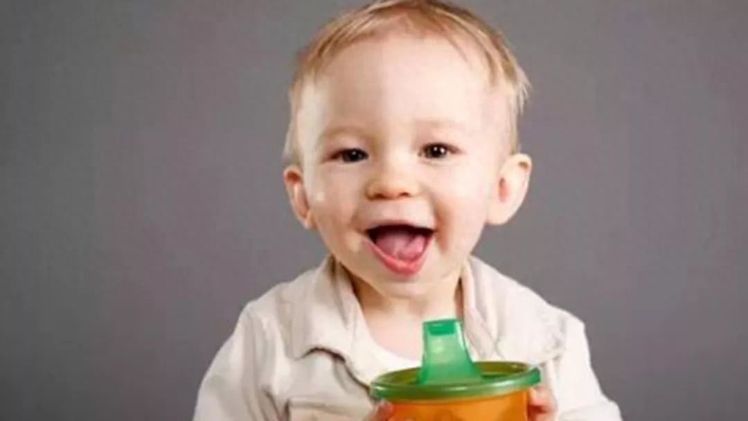 如何解决宝宝不爱喝水（3个方法巧妙解决宝宝不爱喝白开水）