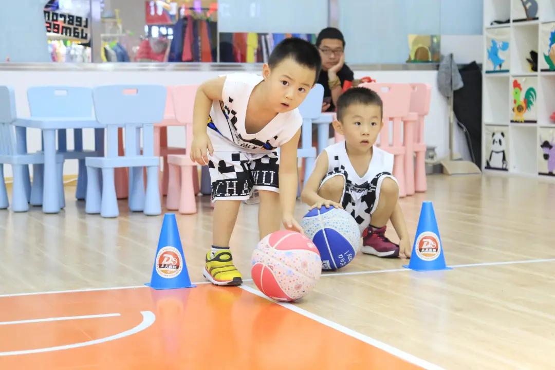 学校8到10岁儿童学习篮球体育运动（分享篮球运动育儿过程）