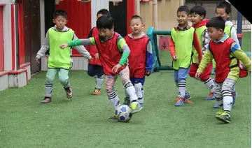 2022激发兴趣幼儿园足球游戏教案模板（幼儿园孩子踢足球游戏教学方案范本）