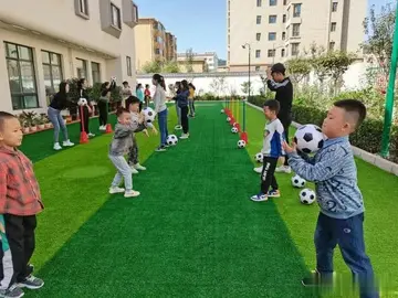 2022激发兴趣幼儿园足球游戏教案模板（幼儿园孩子踢足球游戏教学方案范本）