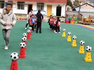 2022幼儿园体育课足球运动趣味教案范例（幼儿园中大班足球优质教学方案及理念）