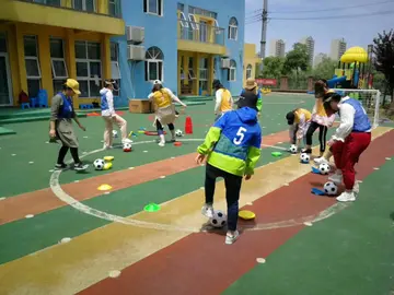 2022幼儿园足球游戏教案及目标（幼儿园儿童趣味足球游戏及玩法）
