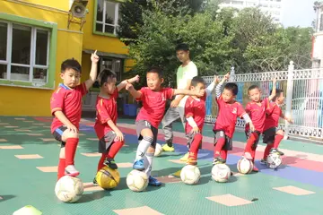 2022幼儿园足球游戏教案及目标（幼儿园儿童趣味足球游戏及玩法）