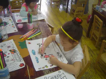 2022幼儿园美术课创意主题活动教案模板（幼儿园孩子美术课动手实践教案范本）