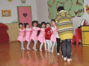 2022载歌载舞幼儿园舞蹈训练主题教案范文（欢欣鼓舞幼儿园舞蹈课程教育教案范例）