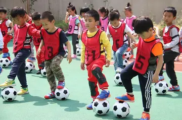 2022幼儿园足球活动教案范本（幼儿园足球教育教案模板）
