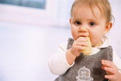 新生儿肚子胀气怎么快速排气（宝宝消化不良的症状和预防方法）