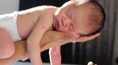 怎样培养婴儿自主入睡（七个建议让宝宝拥有好睡眠）