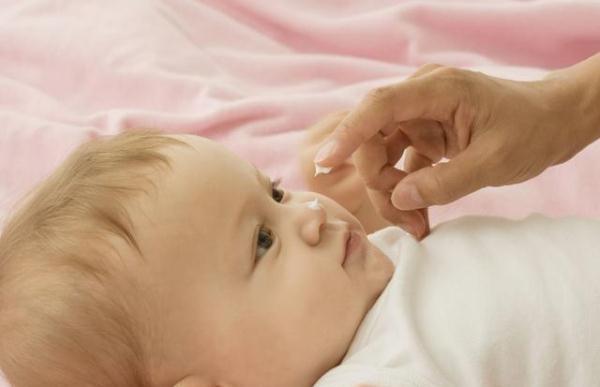 如何给婴幼儿做面部日常护理（宝宝日常护理的6步细节）